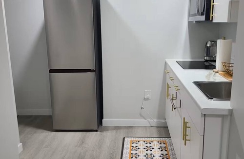 Transcona House | Haven Serene - Modern, convenient, quiet, private 1 bedroom basement suite