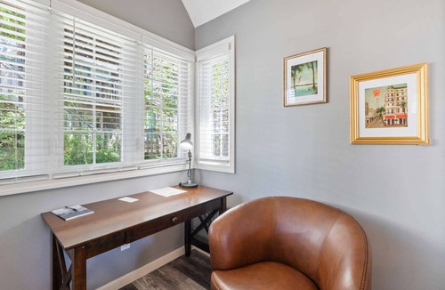 Eureka Springs Historic District Cottage | Hearthstone Hideaway at Tudor Suites