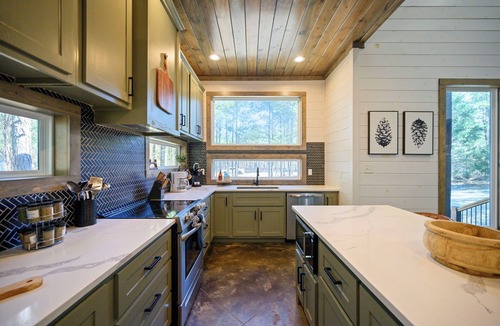 Pickens Cabin | Heated Pool, Hot Tub, Fire Pit, Outdoor TV Lounge, Cozy Cabin Retreat!