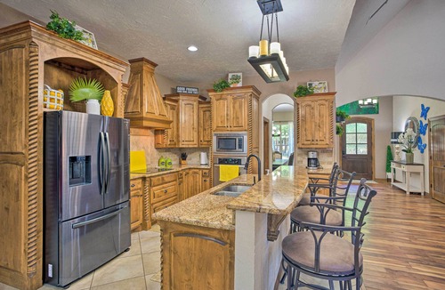 Elmo House | Heated Spa, Fire Pit! 14-Acre Terrell Ranch Escape