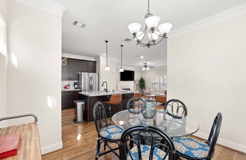 Shady Acres House | Heights 3BR with Putting Green, Parking & Walkable Spots. Pet-Friendly. Balcony