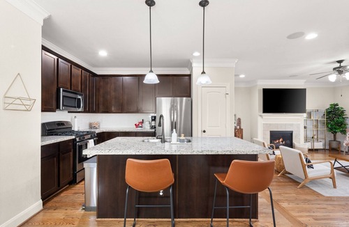 Shady Acres House | Heights 3BR with Putting Green, Parking & Walkable Spots. Pet-Friendly. Balcony