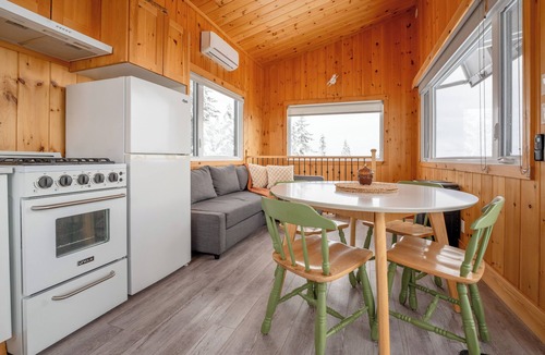 Lac Beauport Ski Chalet | HELIOS - Micro-chalet at Maelström (CITQ#304336)