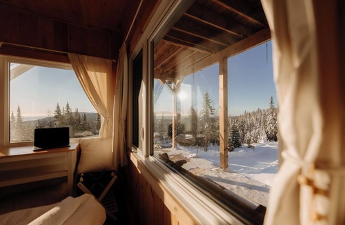 Lac Beauport Ski Chalet | HELIOS - Micro-chalet at Maelström (CITQ#304336)