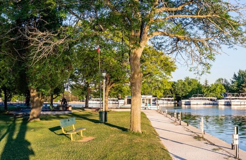 Smiths Falls Apartment | Heritage Rideau 1Br Apartment Free Parking 2