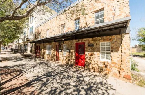 Denton Apartment | Hickory St. Lodge @ the square!