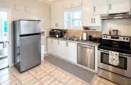 Walkerville House | Hidden Gem Steps From River, Restos, Cafés, Parks