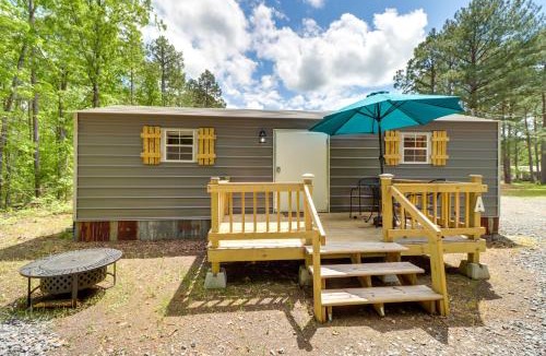 Higden Apartment | Higden Studio w/Private Deck < 1 Mi to Lake!