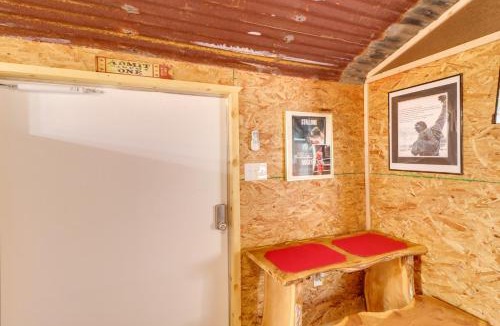 Higden Apartment | Higden Studio w/Private Deck < 1 Mi to Lake!
