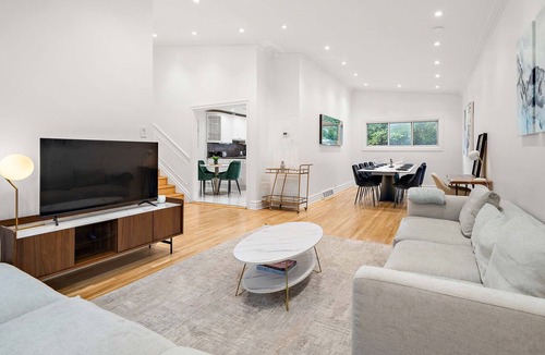 Cote-Saint-Luc House | High end full house sleeps 16. 3 bathrooms. Private Terrace and backyard
