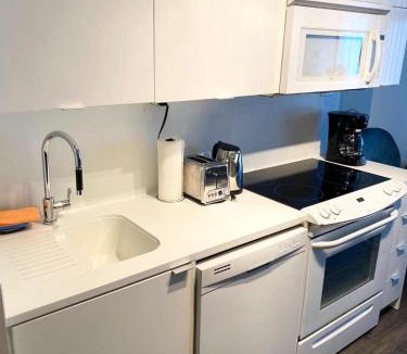 CityPlace Apartment | High Floor 1 Bedroom & Den Condo Iceboat Terrace Downtown Toronto