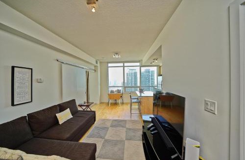 Toronto Entertainment District Apartment | High-Floor Downtown 1BR with Queen bed by CN Tower