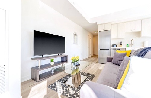 Kitchener Apartment | High Rise 1BR Building w Gorgeous Views