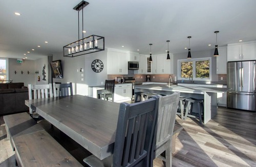The Blue Mountains Ski Chalet | High-Tech Mountain Luxury, Fitness, Hot Tub & BBQ