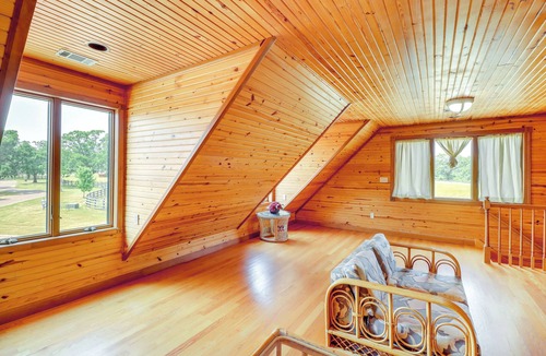 Fairfield Bay Apartment | Hike & Fish: Studio w/Pool Access in Shirley!