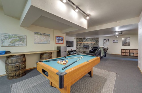 Spenard House | Hike, Ski & Soak! Spacious Anchorage Getaway