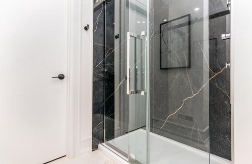 Willowdale Apartment | Hillcrest Modern House