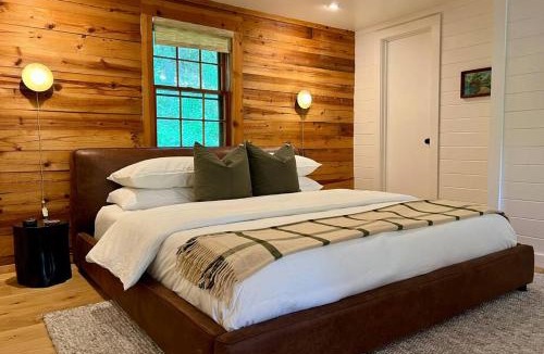 Eureka Springs House | Hillside Cabin