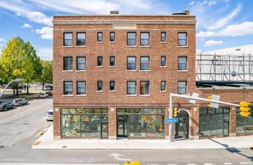 Downtown Des Moines Apartment | Historic Argonne Studio near Downtown offers a stylish and comfortable stay with modern amenities, stunning city views, and a convenient location close to restaurants, attractions, and local hotspots.