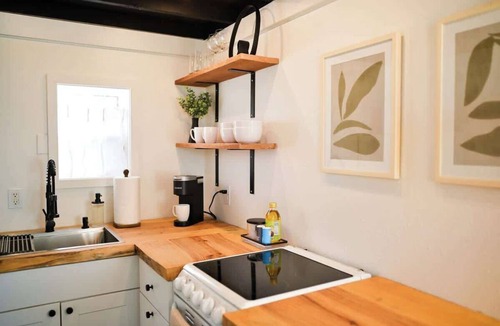 Conway House | Historic Downtown Caldwell Tiny Home - 1 mi UCA