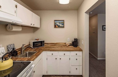 Downtown Anchorage Apartment | Historic Downtown Deco Queen Studio