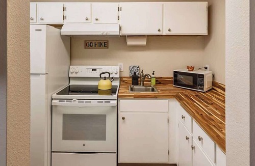 Downtown Anchorage Apartment | Historic Downtown Deco Queen Studio
