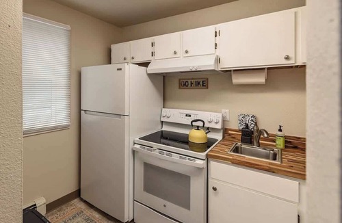 Downtown Anchorage Apartment | Historic Downtown Deco Queen Studio