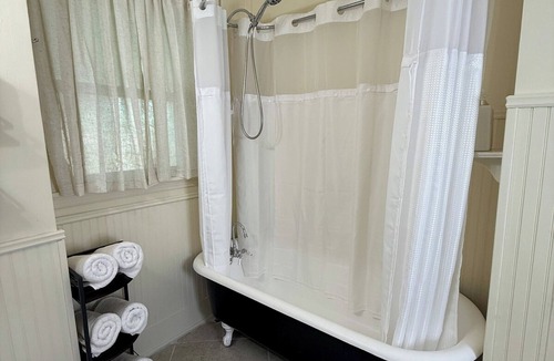 Brenham House | Historic, Downtown, Private Entrance, and Bath