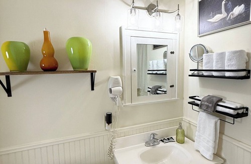 Brenham House | Historic, Downtown, Private Entrance, and Bath