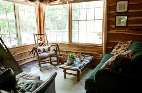 Dennis House | Hobbit Treehouse with Waterfall on the Brazos River for Glamping in Texas