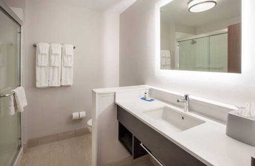 Saint Thomas Hotel | Holiday Inn Express & Suites St.Thomas by IHG