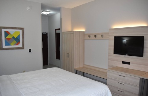 McPherson Hotel | Holiday Inn Express & Suites McPherson by IHG