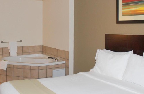 Plainview Hotel | Holiday Inn Express & Suites Plainview by IHG