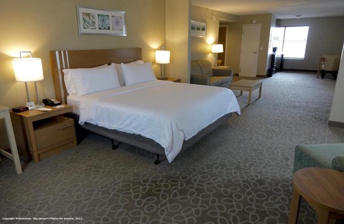 Oshawa Hotel | Holiday Inn Express & Suites Oshawa Downtown - Toronto Area by IHG