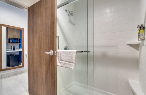 Denton Hotel | Holiday Inn Express & Suites - Denton South by IHG