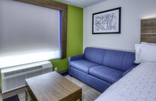 Downtown Omaha Hotel | Holiday Inn Express & Suites Omaha Downtown - Old Market by IHG