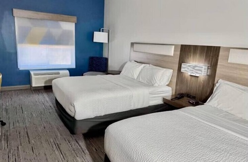 Topeka Hotel | Holiday Inn Express & Suites Topeka North by IHG