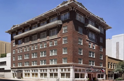 Downtown Fort Worth Hotel | Home-like Accommodations near General Worth Square & Fort Worth Zoo!