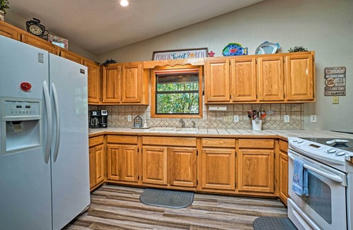 Arrow Point Cottage | Home w/Large Deck on Table Rock Lake!