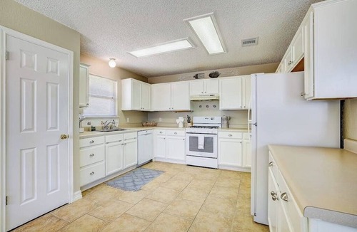 Round Rock House | Home with backyard, central AC, & washer/dryer - drive minutes to downtown