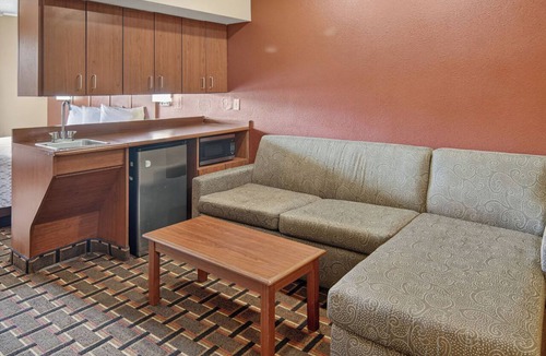 Longview Hotel | HomeTown Inn & Suites