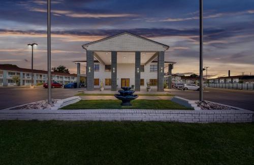 Arena District Hotel | HomeTowne Studios by Red Roof San Antonio E - Frost Bank Center