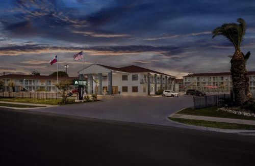 Arena District Hotel | HomeTowne Studios by Red Roof San Antonio E - Frost Bank Center