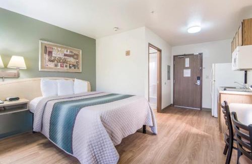 Bentonville Hotel | HomeTowne Studios & Suites by Red Roof Bentonville