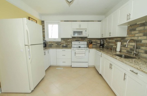 Cornwall House | Homey Single Family on Old Orchard