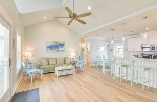 Gilchrist House | Hot Tub, Beach Access! Bay-View Gilchrist Retreat