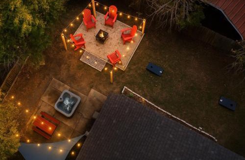 Irving House | Hot Tub Fire Pit 10 Min From DFW Airport