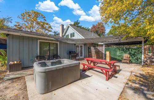 Irving House | Hot Tub Fire Pit 10 Min From DFW Airport