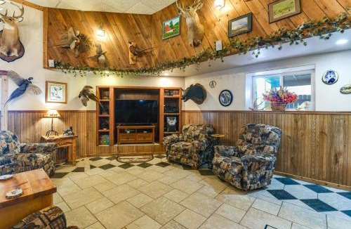 Davison County House | Hot Tub, Fire Pit! Massive Mt Vernon Hunting Lodge