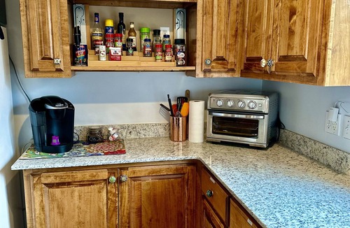 Eureka Springs Cottage | HOT TUB! Large deck, BBQ grill, fire pit & Arkansas Sunsets!